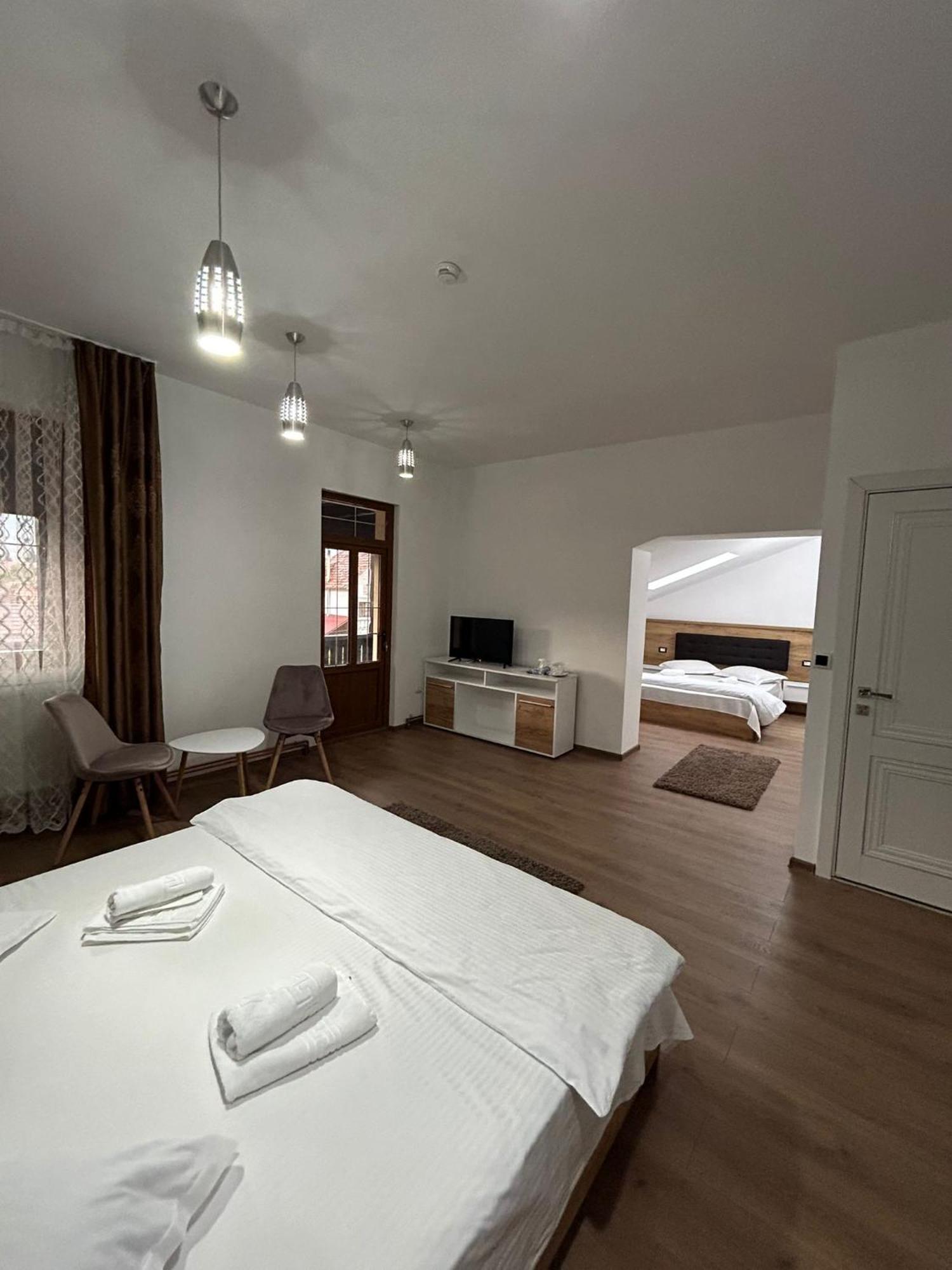 Complex Zeus Hotel Leresti Bagian luar foto