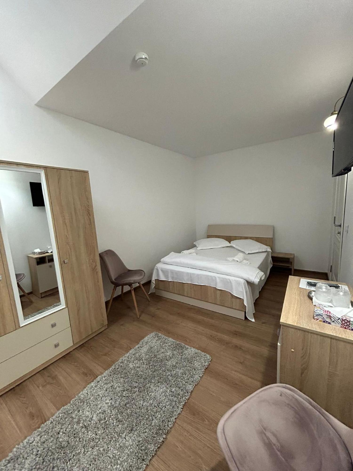 Complex Zeus Hotel Leresti Bagian luar foto